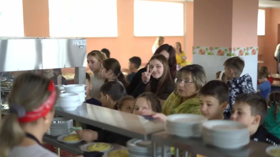 Кухарі почали готувати і швидкоїжу, для якої самі роблять соуси, ковбасу та запечену курку