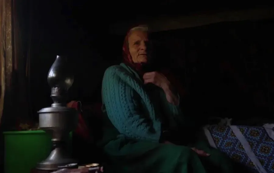 Жінка живе сама у присілку на висоті 800 метрів над рівнем моря. Фото: скрін із відео