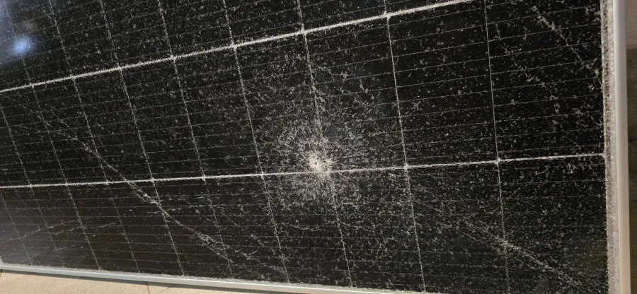 Пошкоджені сонячні панелі у Долині. Фото: Іван Дирів