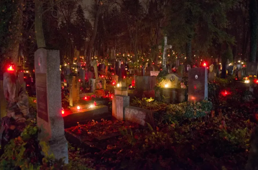 Ілюстроване фото. Суд покарав маму неповнолітньої, яка розважалася на могилі воїна