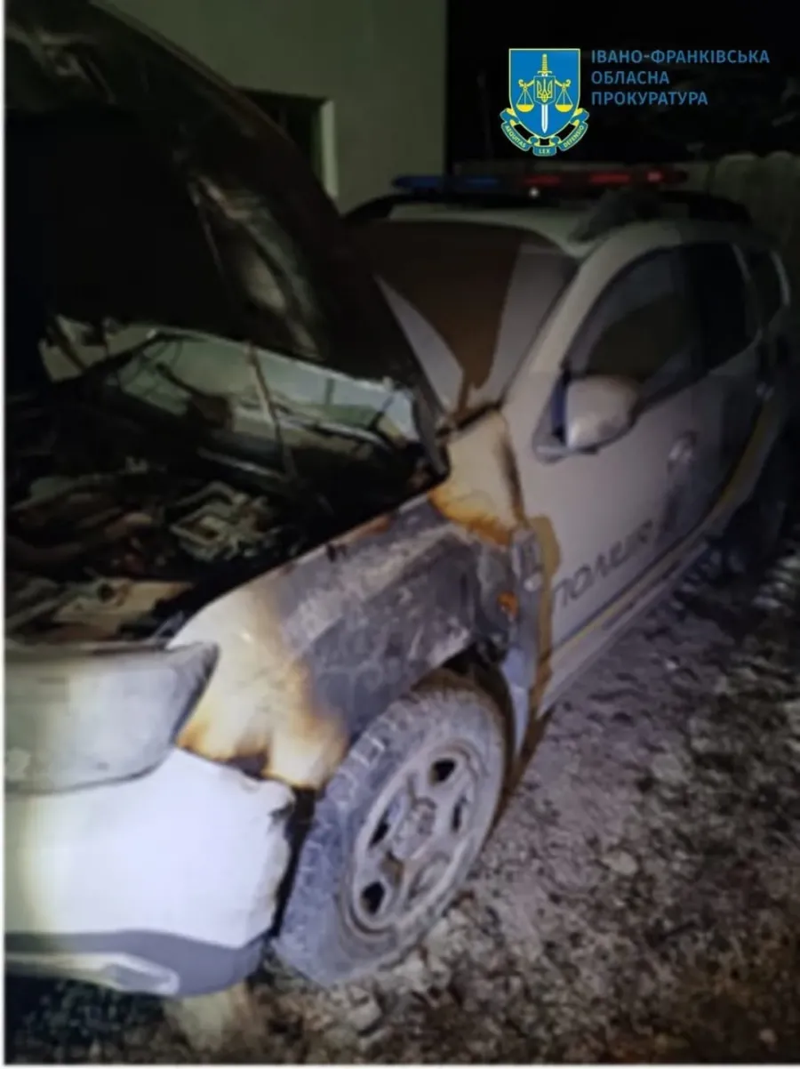 Зловмисник вночі підпалив службовий автомобіль поліції
