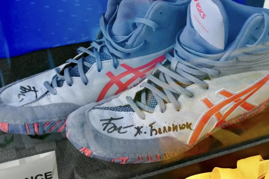 Жан Беленюк передав у Калуш борцівки, трико та копію бронзової медалі, яку виборов на Олімпіаді у Парижі