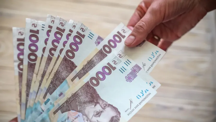 Ілюстроване фото. З 1 січня 2025 року вчителі отримують 1300 грн, а з 1 вересня 2025 року — 2600 грн