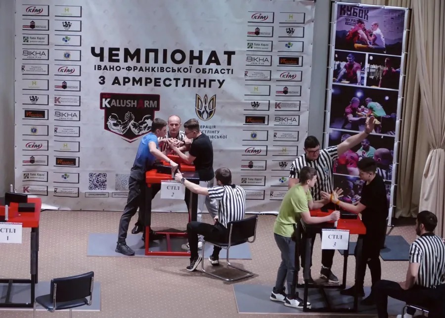 Близько сотні спортсменів змагаються у різних вагових та вікових категоріях