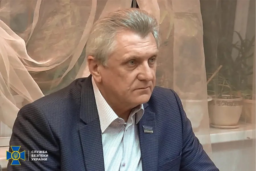 Зрадник досі володіє паспортом громадянина України