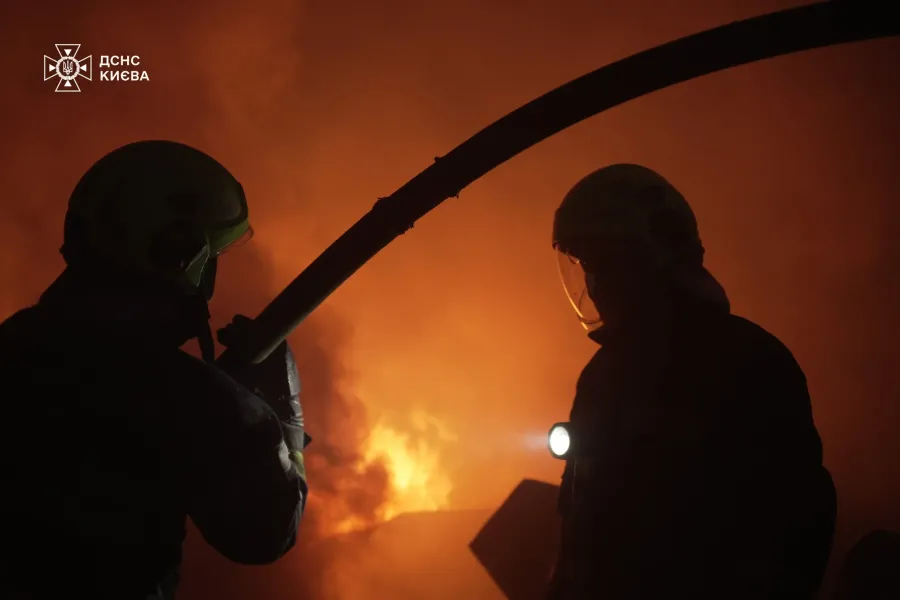 Рятувальники ліквідовують наслідки атаки