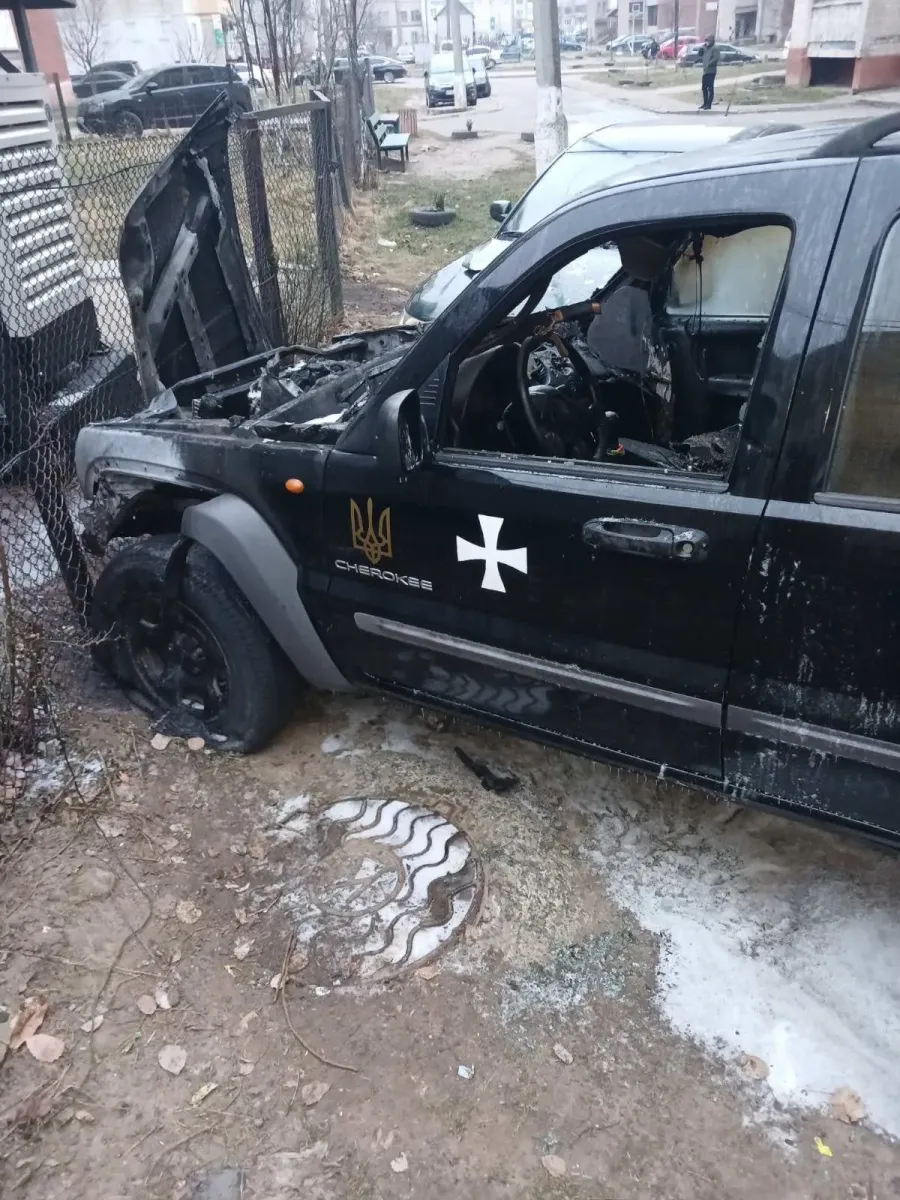 Повністю знищена передня частина позашляховика Jeep Cherokee, де розміщений двигун, вибито лобове скло