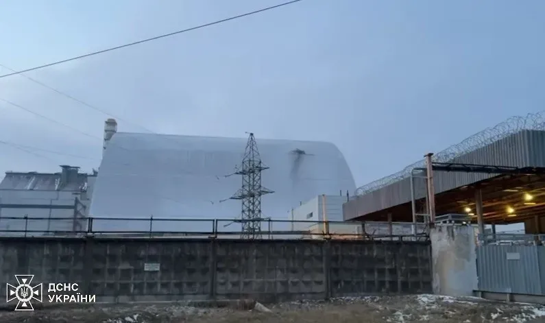 Укриття на ЧАЕС було пошкоджене російським дроном. Фото: скрін із відео