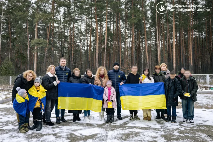 8 українських дітей повертаються додому та возз'єднуються зі своїми рідними