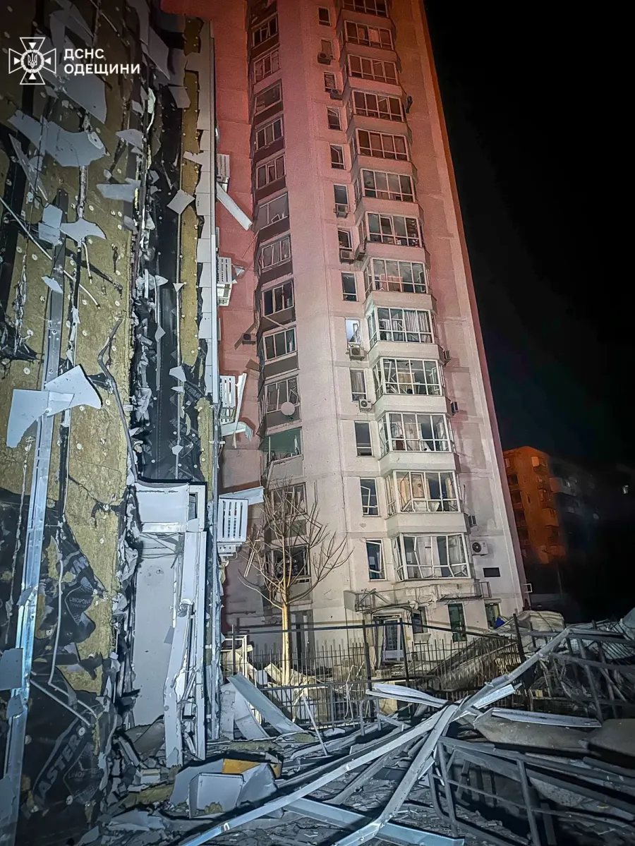 Пошкоджені будівля поліклініки, 24-поверховий житловий будинок, дитячий садок