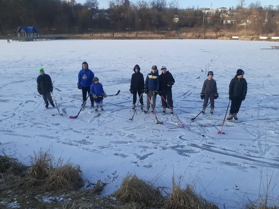 Після тренування на льоду місцевого озера для команди таки відчинили Льодову арену. Фото: Ярослав Дорош/Фейсбук