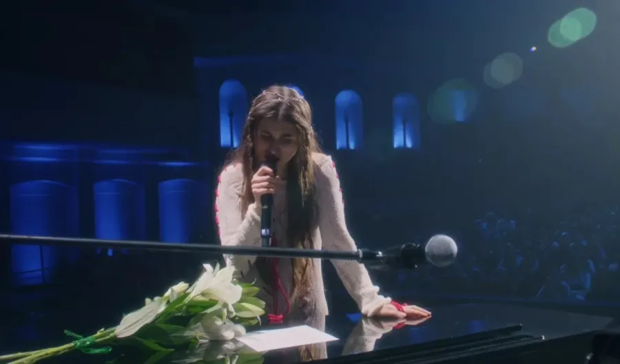 "Розчиняюсь" — пісня про кохання, в якій кожен знайде свою історію. Фото: скрін із відео