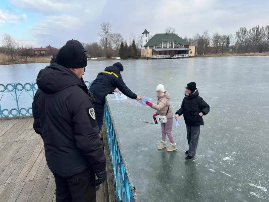 Калушанам роздали інформаційні пам’ятки з правилами поведінки на льоду