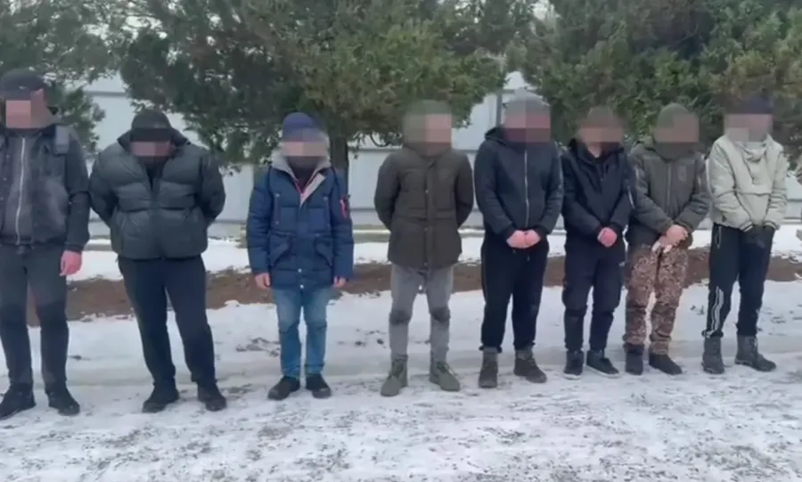 Групу порушників затримали на Буковині. Фото: скрін із відео