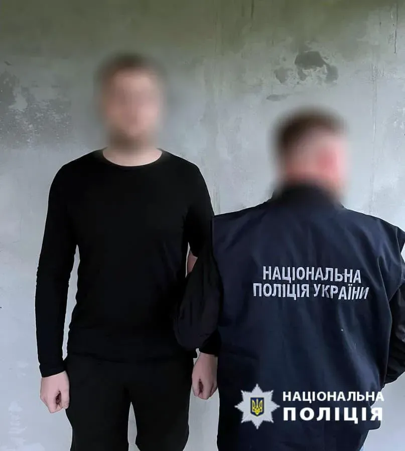 Поліцейські перевіряють молодика на причетність до скоєння аналогічних злочинів