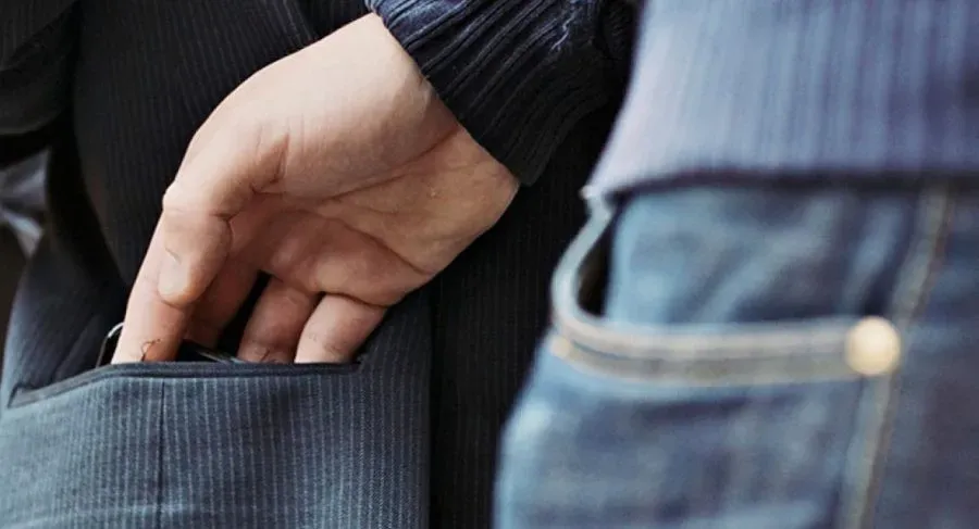 Ілюстроване фото. Куртка іменинника знаходилась на вішалці для верхнього одягу в приміщенні кафе