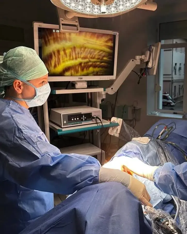 Операція здійснюється за допомогою бічного розрізу грудної клітки 