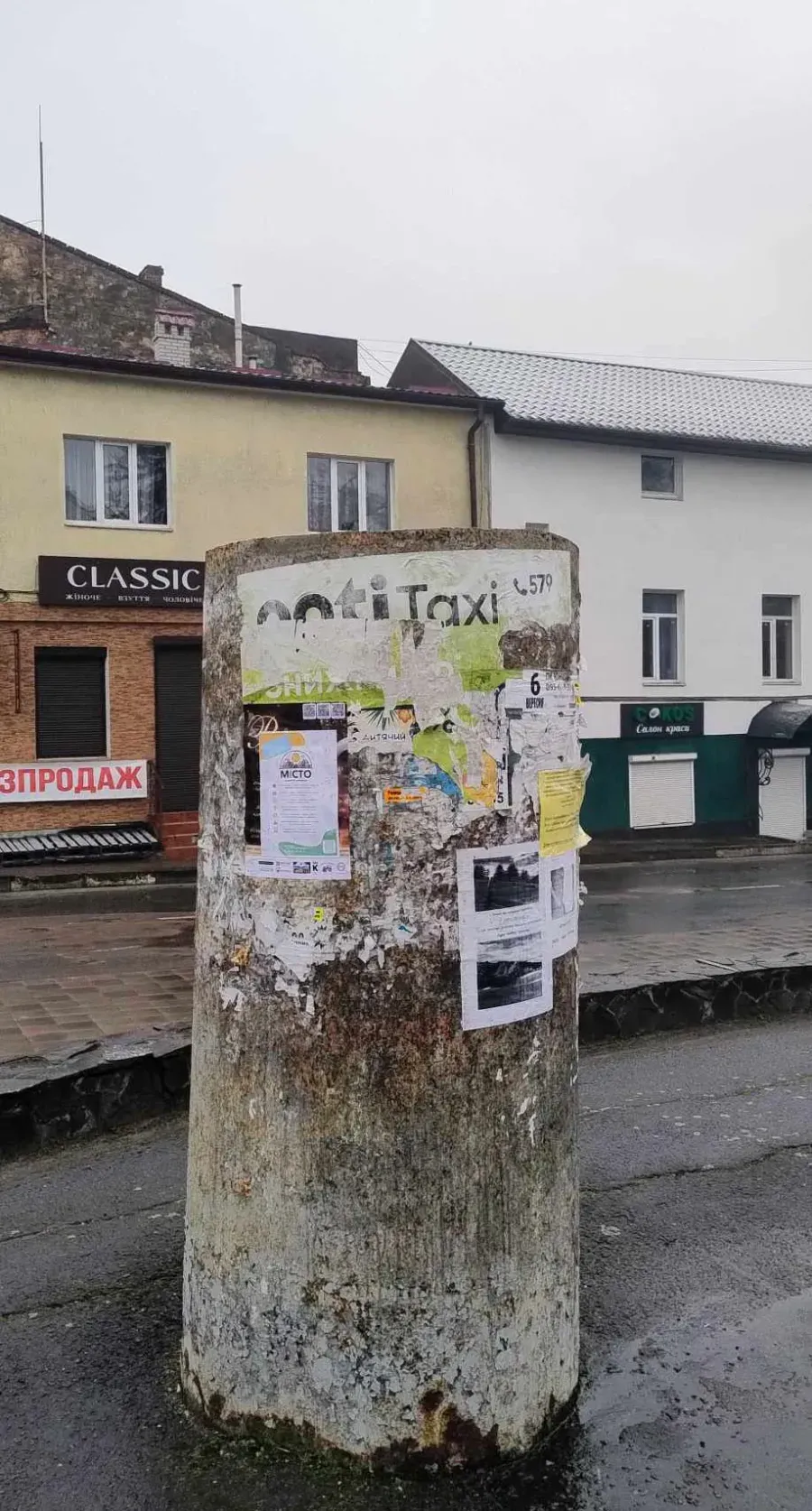 Комунальники мають знести тумбу, що довгий час слугувала дошкою оголошень на площі Героїв