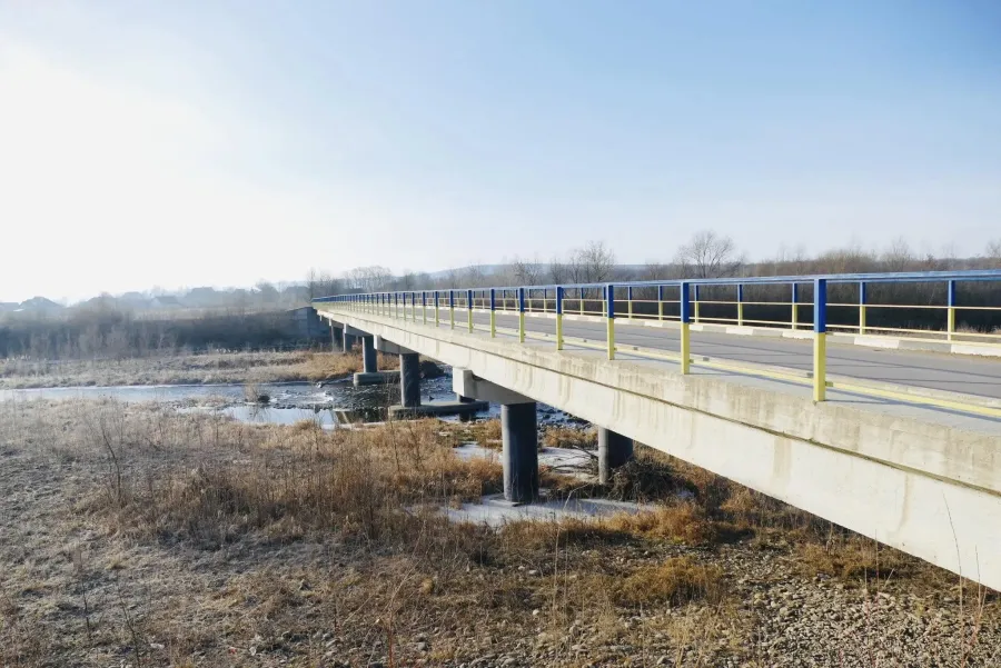 Територія довкола моста потребує руслоочисних робіт