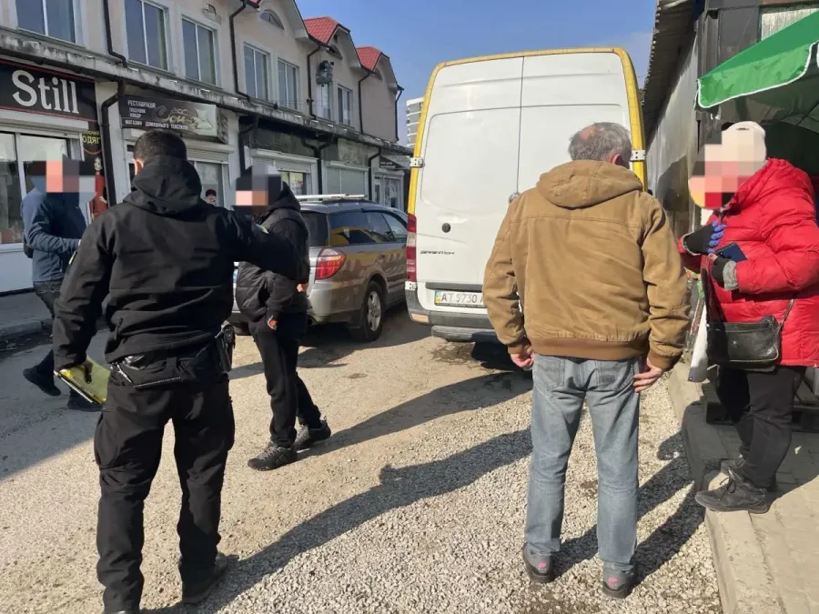 На вулиці Дзвонарській автомобілі паркують хаотично