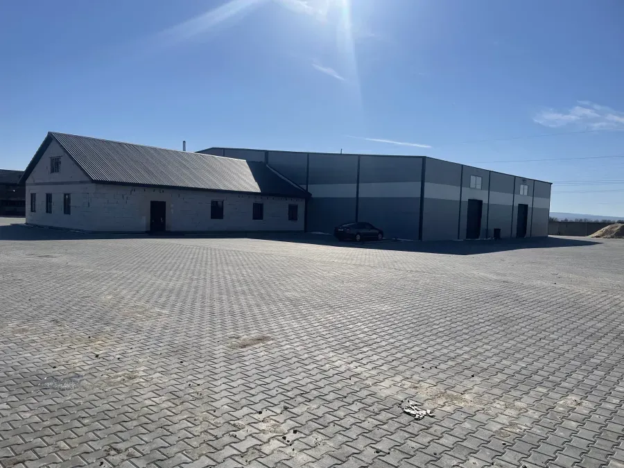 Загальна площа приміщень — 1832,3 кв. метра