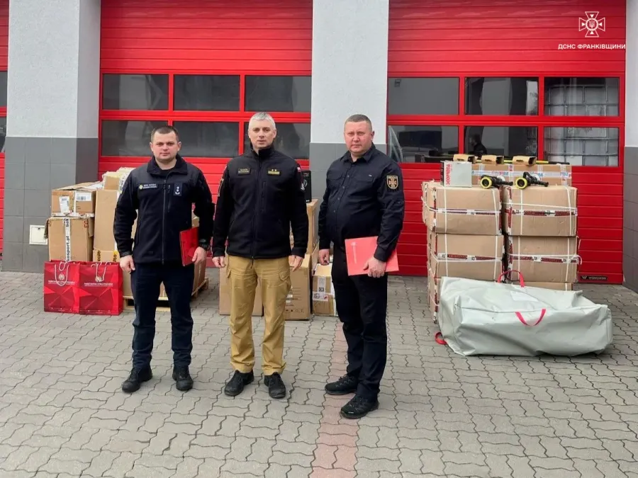 Серед допомоги — 2 водяні стволи і 2 багатофункціональні інструменти Haligan