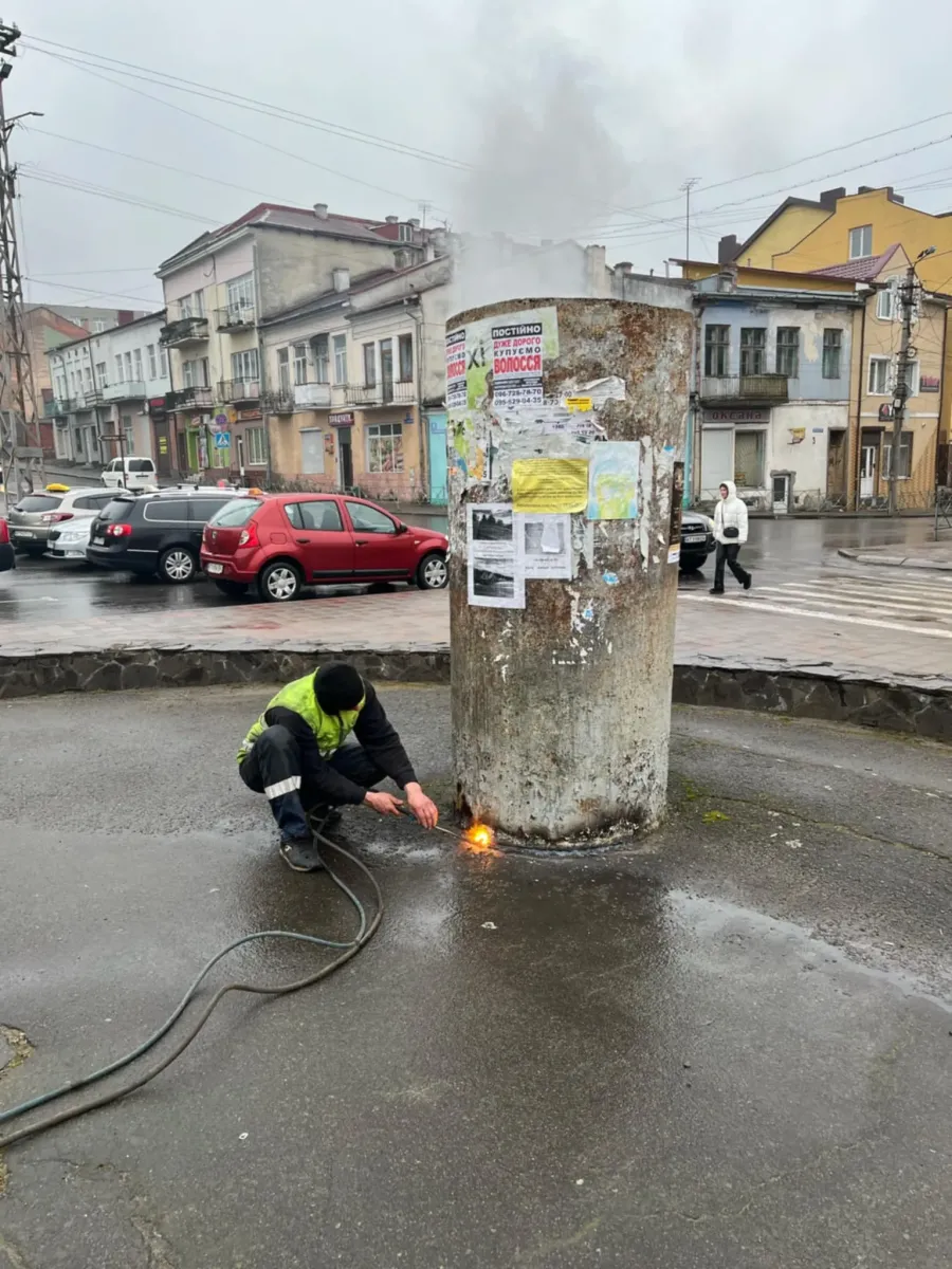 Загалом до демонтажу тумби залучили шістьох працівників комунального підприємства