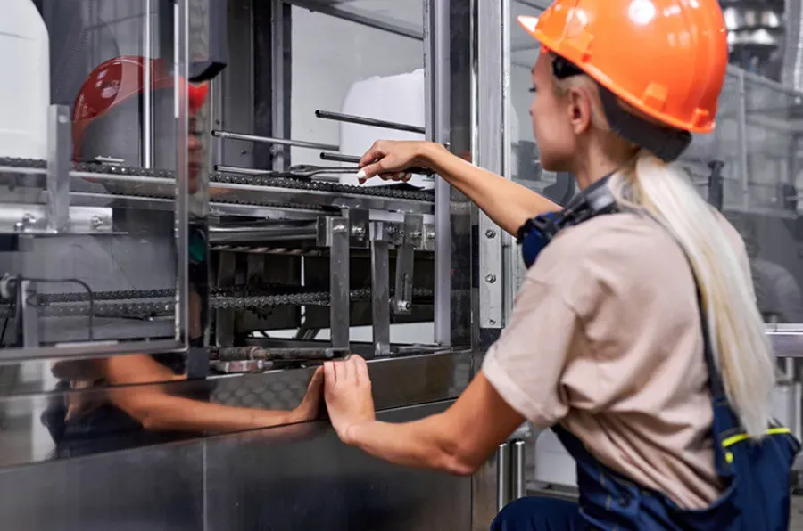 Ілюстроване фото. У Вищому професійному училищі №7  жінки можуть освоїти професію слюсаря