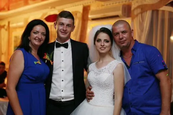 Ігор Лаврів (крайній праворуч) на весіллі племінниці. Фото: сімейний ахів Іванни Розвори