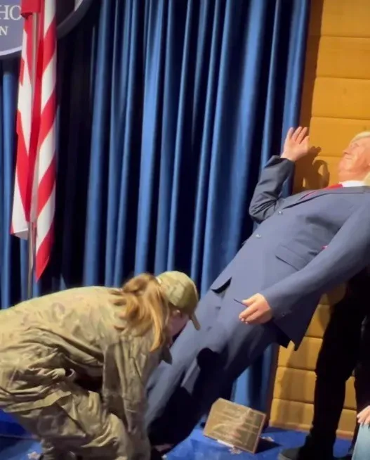 Фігуру Трампа забирають із музею. Фото: скрін із відео