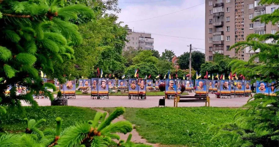 Ілюстроване фото. Жінка помітила відсутність лампадки біля банера свого полеглого чоловіка і звернулася до поліції