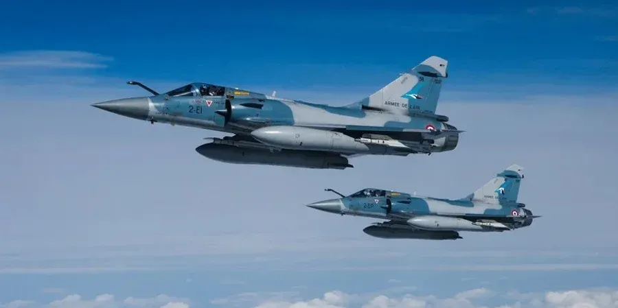 Два літаки Mirage 2000−5F у повітрі, березень 2022 року. Фото: REUTERS/Benoit Tessier