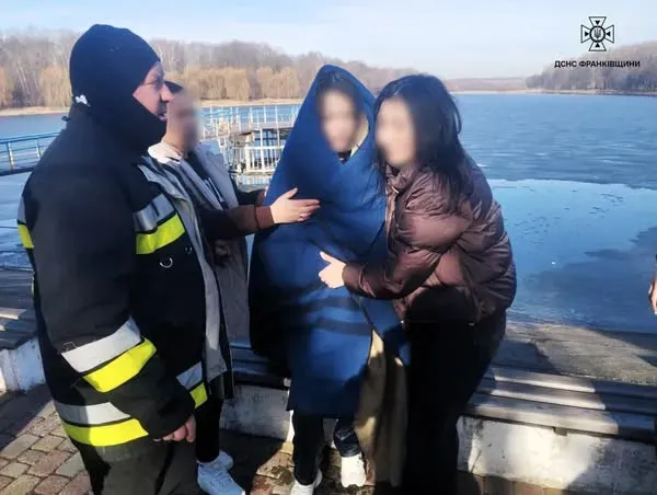 Дівчинка впала у воду з дамби