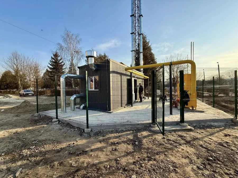 Фахівець має налаштувати систему керування котельнею. Фото: Калуська міська рада