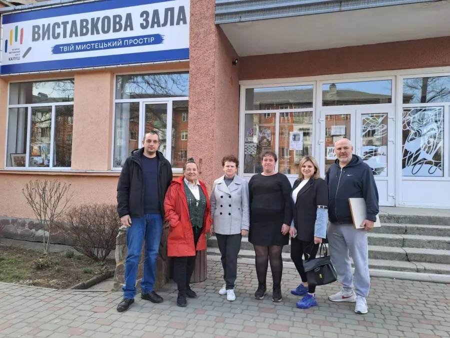 Художників зустрічали у виставковій залі. Фото: Калуська міська рада 