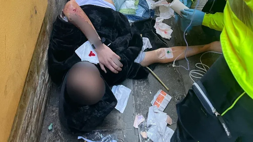 Постраждалому чоловіку надають допомогу. Фото: @ultrarightnow / X