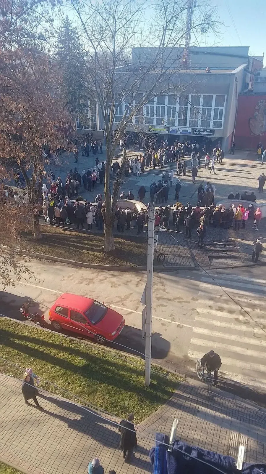Такою була черга до палацу культури "Юність" на громадських слуханнях 18 січня 2025 року. Фото: Анатолій Грачов/Фейсбук