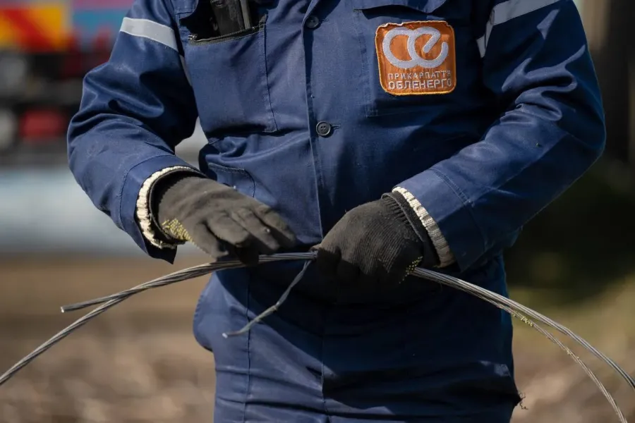 Ілюстроване фото. На ліквідацію аварій виїхали працівники виробничих дільниць електромереж