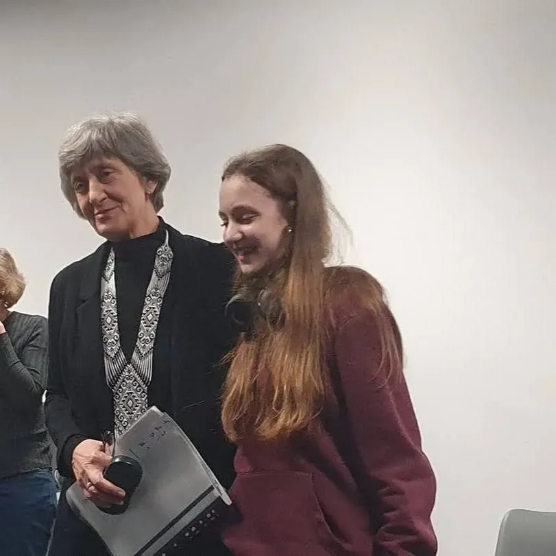 В основу моновистави вкладено монолог дівчинки-підлітка про її переживання