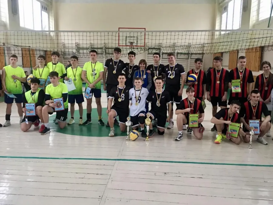 Володарі першого місця отримали перехідний кубок, всі команди нагороджено дипломами