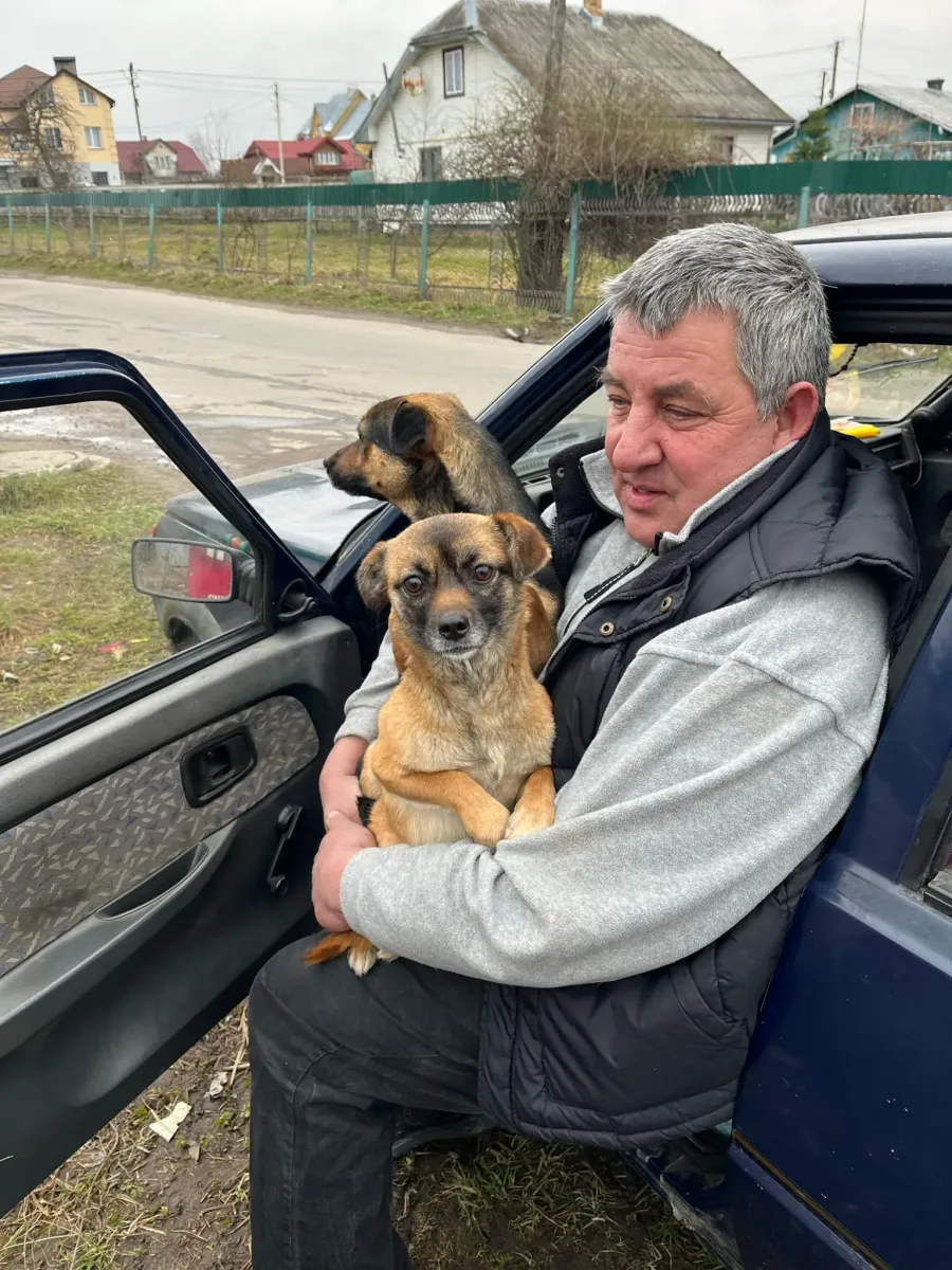 Іван Дідик привіз двох своїх красунь — найбільших подруг онуків