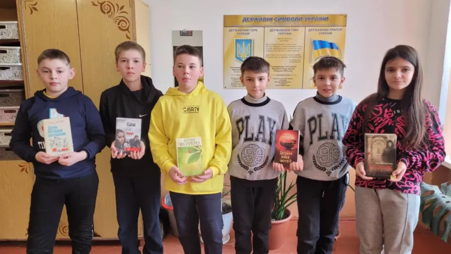 Учні принесли книги для військових
