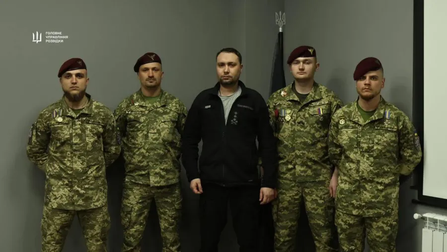 Кирило Буданов відзначив воїнів 80 окремої десантно-штурмової бригади ЗСУ нагородними пістолетами