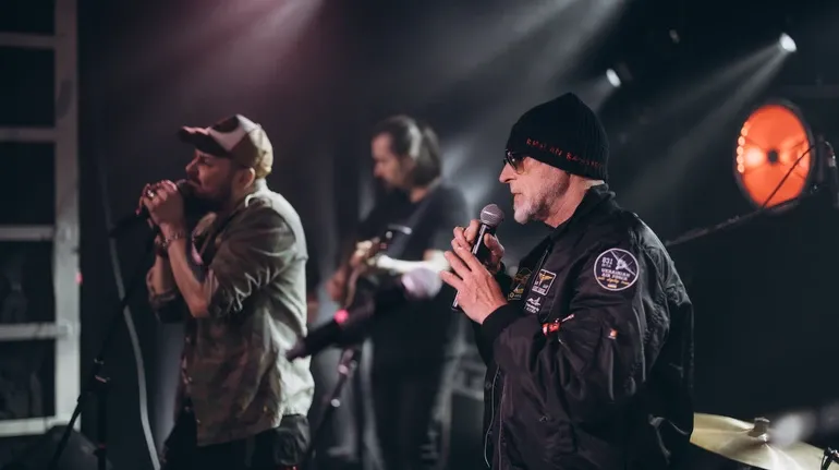 Юрій Іздрик виступає на концерті з "Мертвим півнем". Фото надане Ольгою Войцович