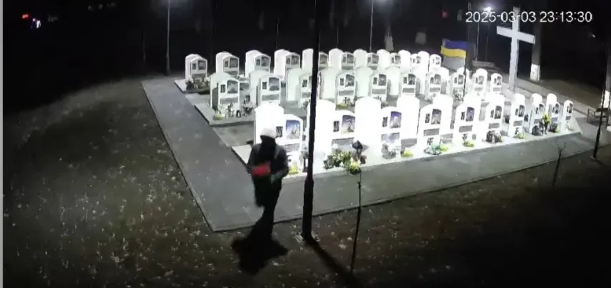 Невідомим близько одинадцятої години ночі було викрадено квіти