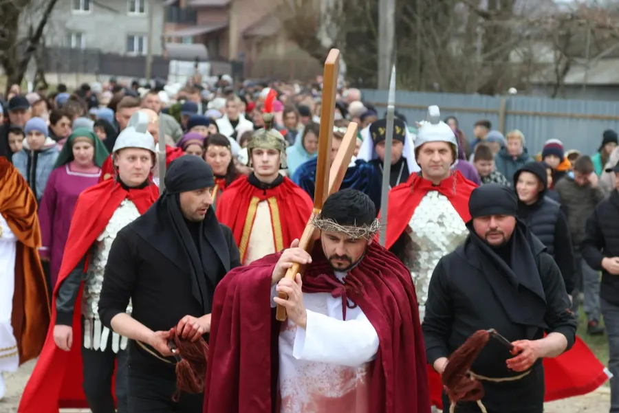 У Хресній дорозі кожен актор проживає свою роль. Фото: Яна Дюг