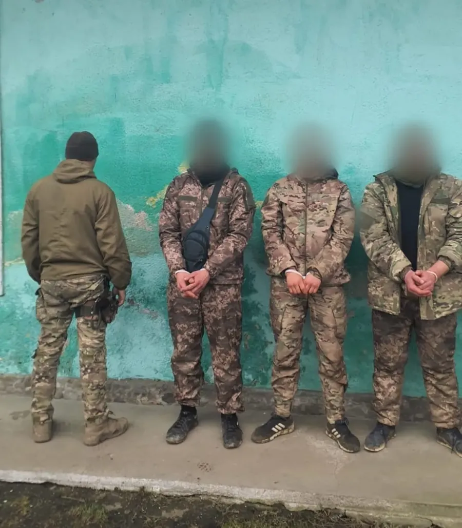 Затриманих доставили до прикордонного підрозділу