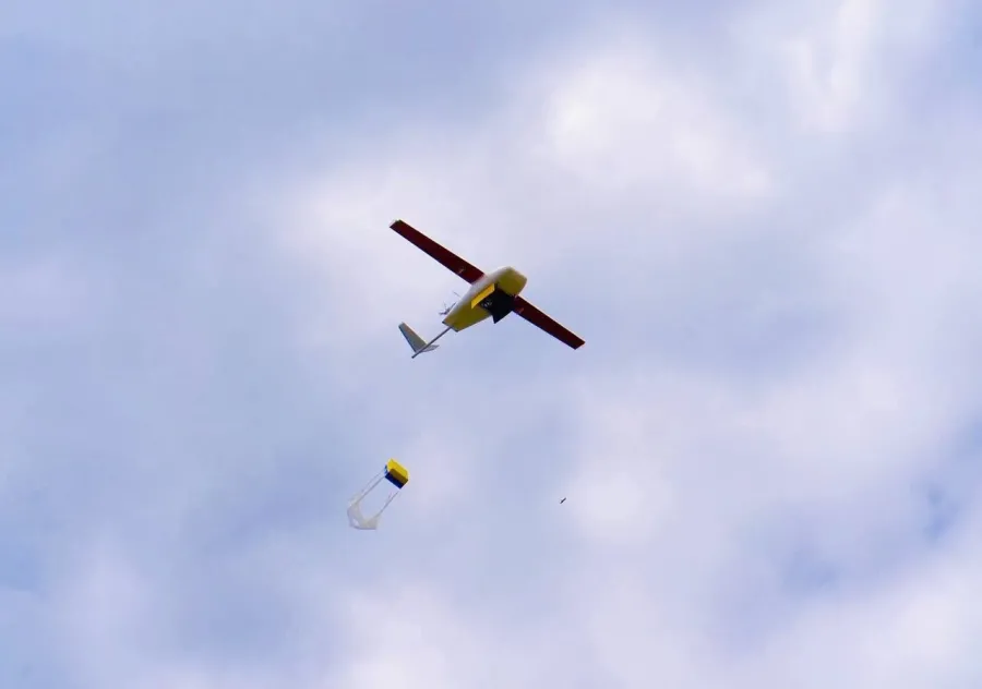 Ілюстроване фото. Безпілотник скидає пакунок з ліками на парашуті