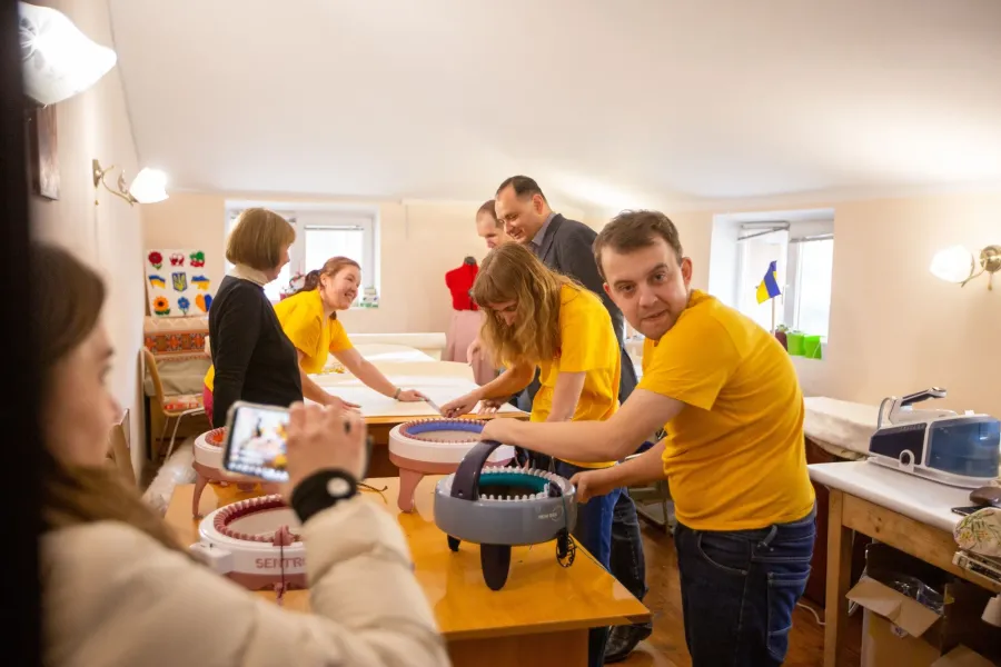 У кожній пелюстці мозаїки – частинка його душі, у кожному русі — радість творчості