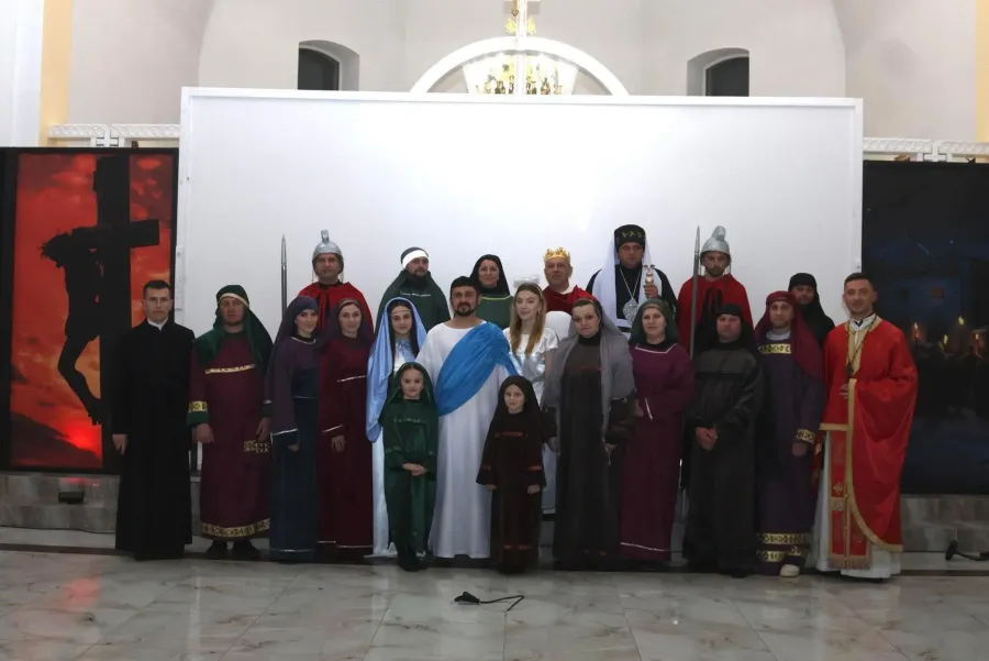 Під час 14 станцій присутні мали можливість пройти всі страждання разом з Ісусом. Фото: Яна Дюг